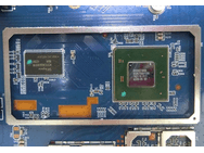 Broadcom BCM6756 chipset en werkgeheugen (links)