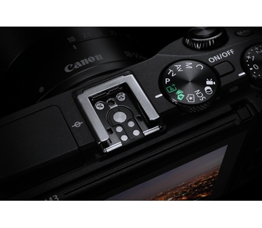 Canon EOS M3 + 18-55mm f/3.5-5.6 + Viewfinder Zwart