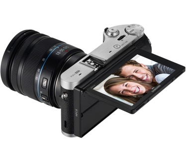 Samsung NX300M + 18-55mm f/3.5-5.6 OIS i-Function + SEF-8A Flitser (Duits model) Zwart