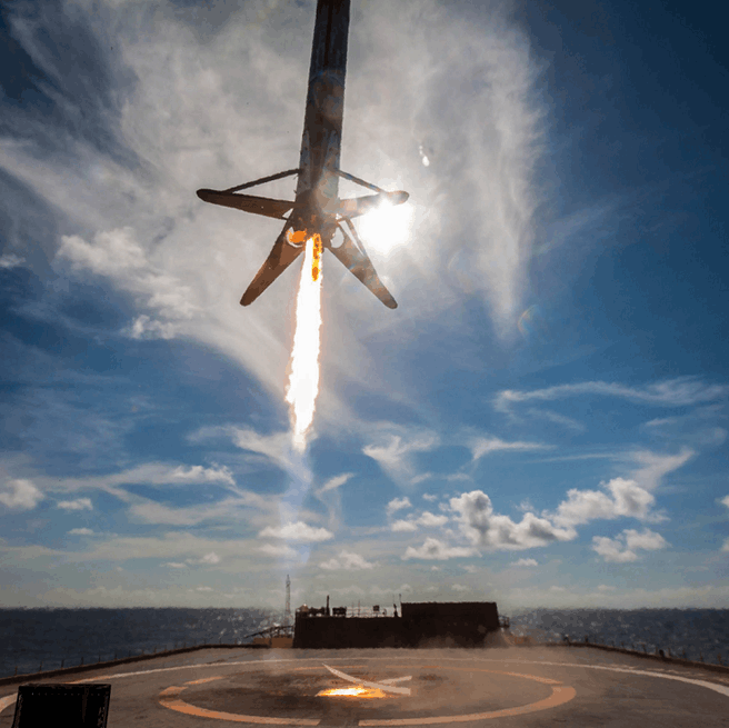 SpaceX landing Falcon 9 booster