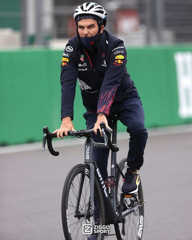 Afbeeldingslocatie: https://tweakers.net/i/l_lWH2MoUxKzR5P1dddU2fd3AxQ=/x800/filters:strip_icc():strip_exif()/f/image/DpoNSquKIXeN43mQ8M4jsmFA.jpg?f=fotoalbum_large