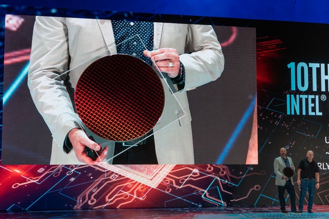 Intel-topman Gregory Bryant toont wafer met Ice Lake-chips tijdens Computex 2019