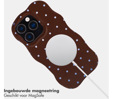 Selencia Vivid Wavy Backcover met MagSafe voor de Apple iPhone 16 Pro - Happy Dots Chocolate