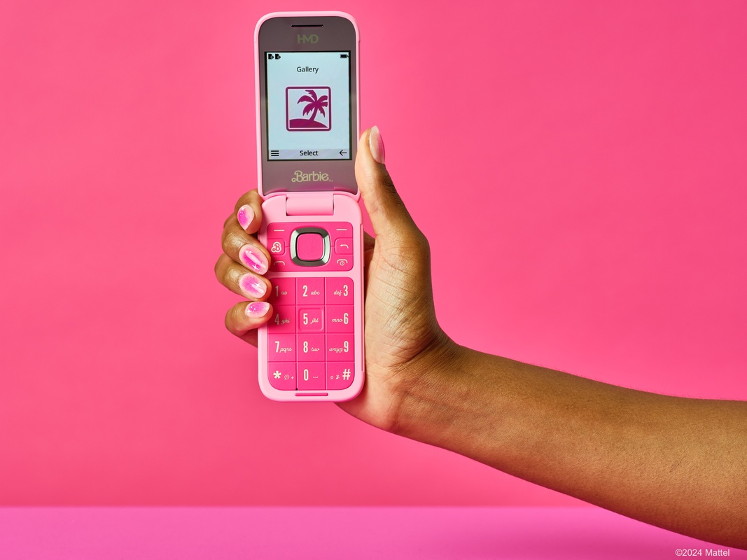 HMD presenteert Barbie-telefoon - Tweakers