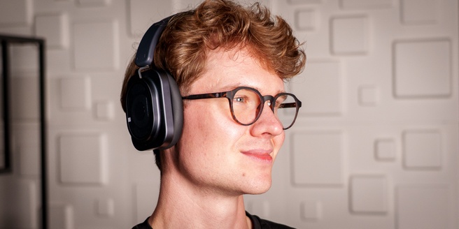 Nothing Headphone 1 Pro met bril
