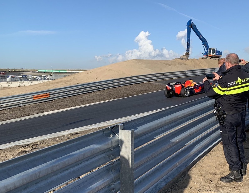 Afbeeldingslocatie: https://tweakers.net/i/micRff-7wW4Wq-Y6Ye4PSv3cIYs=/800x/filters:strip_icc()/f/image/HUh1qG2fsPKUuBahKeNueZvl.jpg?f=fotoalbum_large