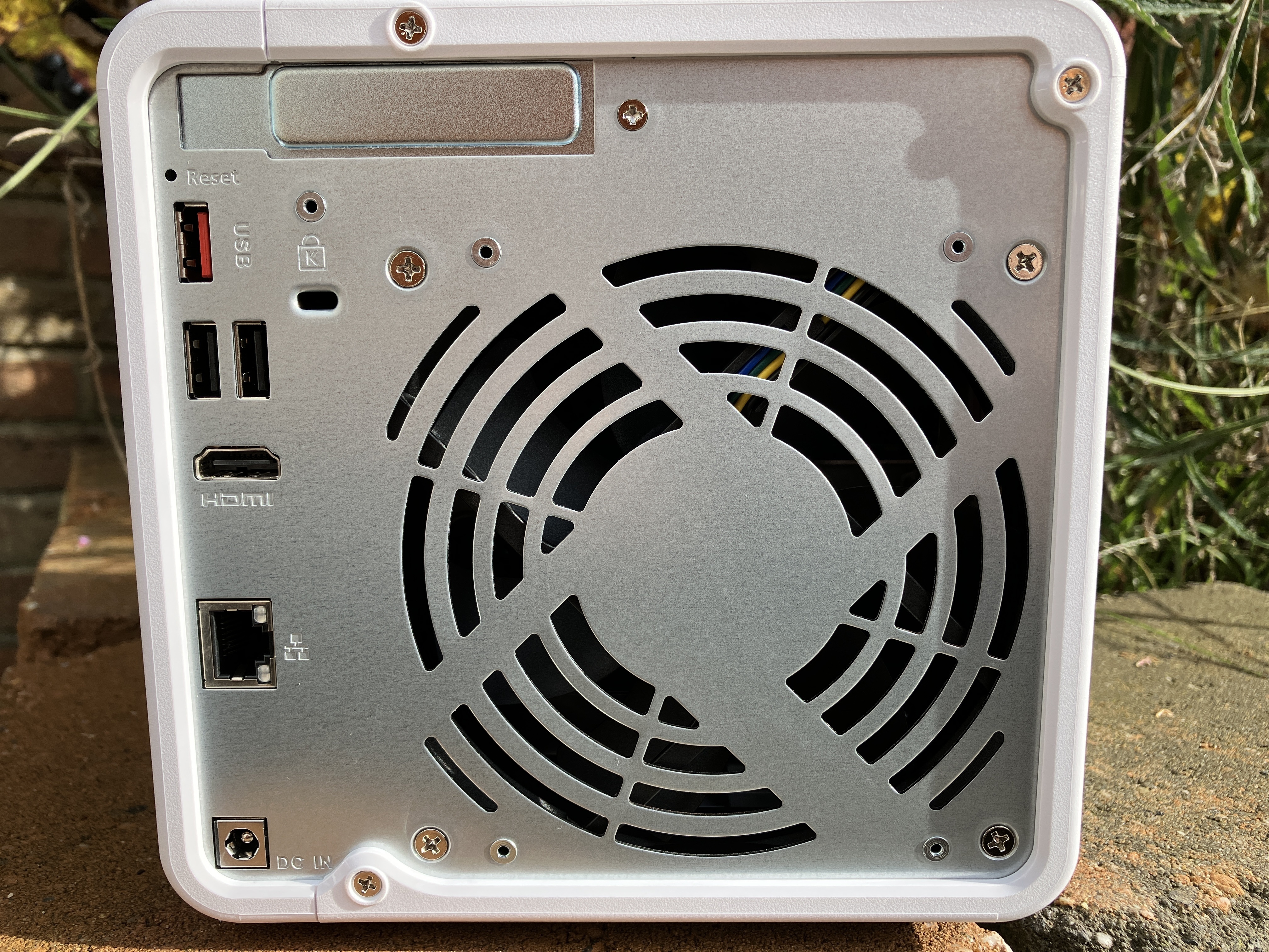 Afbeeldingslocatie: https://tweakers.net/i/mvcIv0M9OEIIlT8_JDargD-z0y8=/m/383141/1OLVU8euGcy4HncmDvgT0IrgXasiD0Klbu7lRckC5F3JZum5Kl.jpeg