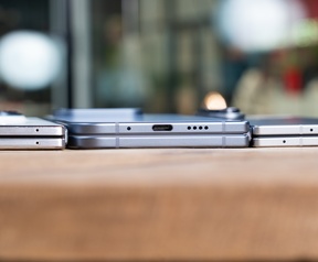 De Google Pixel 10 Pro Fold naast de Oppo Find N5 (links) en Samsung Galaxy Z Fold7 (rechts)