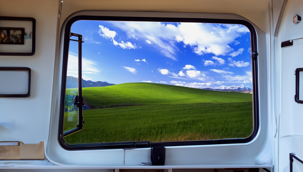 Een wijdere blik van het bekende Windows XP landschap "Bliss', gezien vanuit een camperbusje (oorspronkelijke foto: Charles O'Rear)