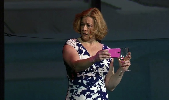 Actrice toont Smart Pause op Samsung Galaxy S4