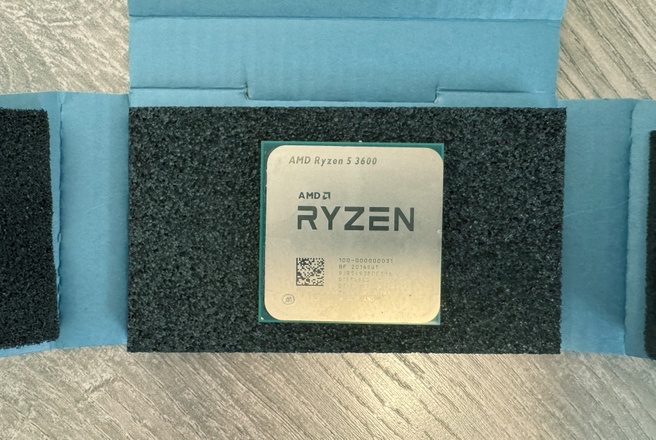 Winkels gebruiken vaak een eigen verpakking voor een tray-processor, zoals dit kartonnen doosje. Foto: Tweakers