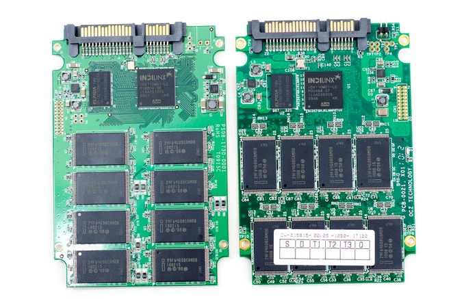 Indilinx Barefoot (links) vs. Indilinx Martini (rechts)