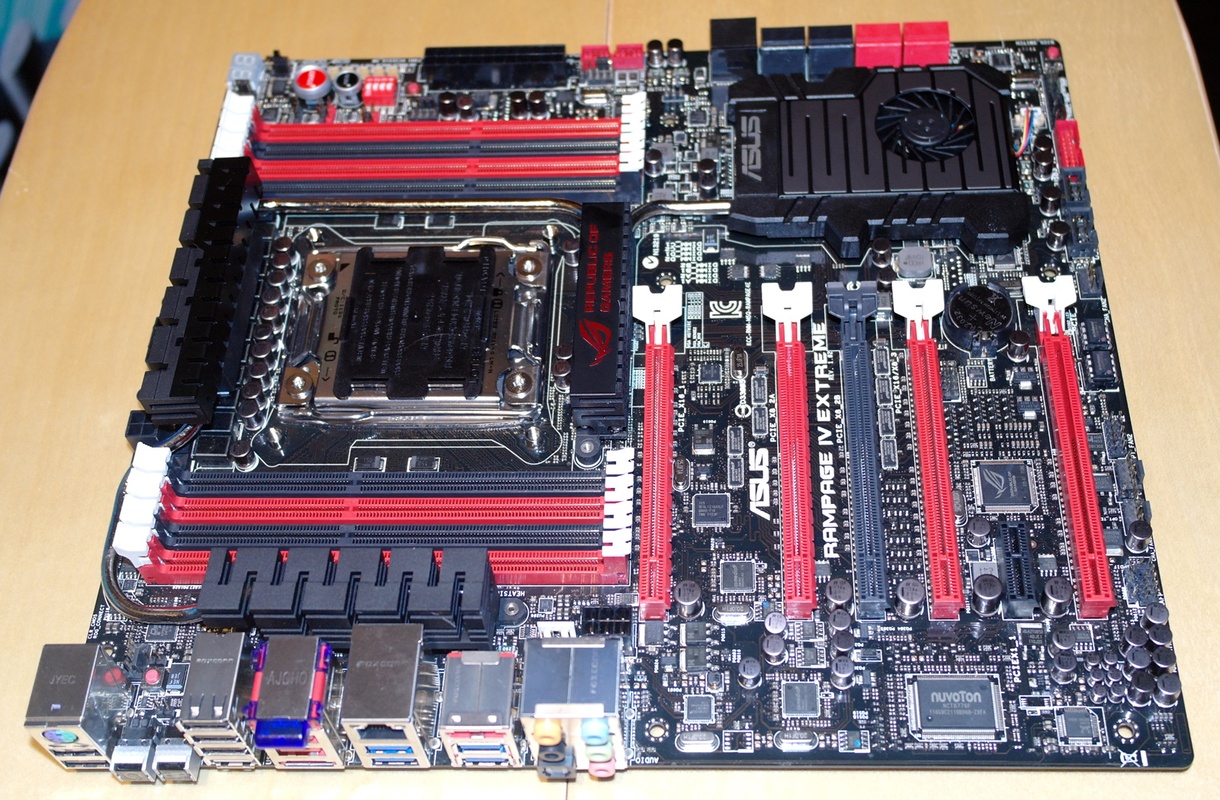 Asus toont Republic of Gamers-moederbord met X79-chipset - Tweakers