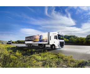 Vrachtwagen laadt draadloos op Franse snelweg