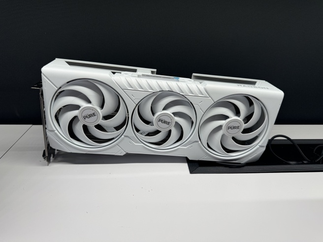 Sapphire Radeon RX 9070 XT Pure White