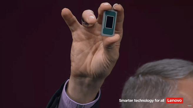 Intel-ceo Pat Gelsinger toont Panther Lake-sample