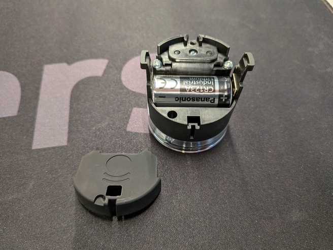 Het Bold-slot gebruikt een CR123A batterij