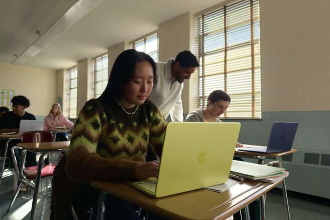 student gebruikt Macbook Neo. Bron: Apple