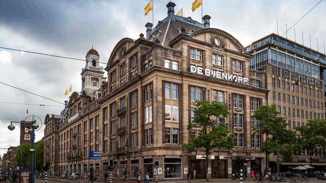 Bijenkorf-winkel en straat in Amsterdam. Bron: de Bijenkorf