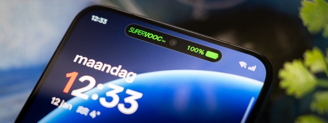 De OnePlus 15R opladen met het SuperVOOC-protocol.