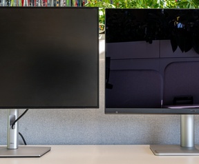 BenQ MA270S naast twee andere monitoren