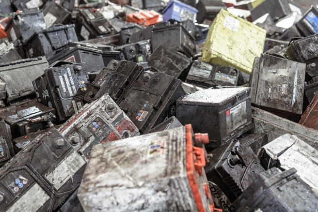 Een berg met oude loodzuuraccu's uit auto's. Beeld: Getty Images