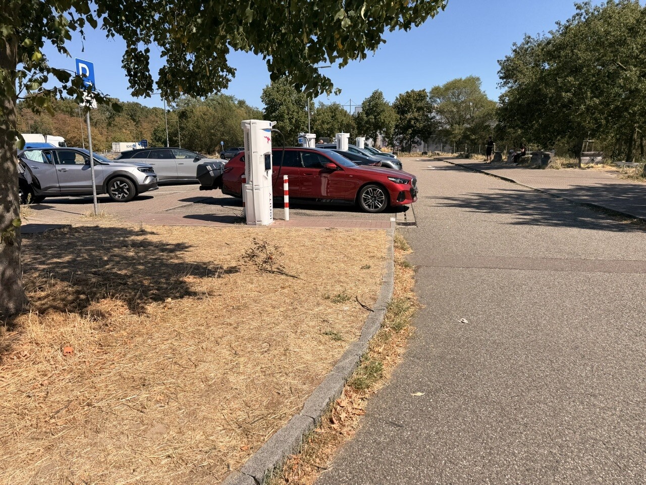 Afbeeldingslocatie: https://tweakers.net/i/qPVSvPqvutMs3yB4015K58ybx8A=/fit-in/4920x3264/filters:max_bytes(3145728):no_upscale():strip_icc():strip_exif()/f/image/nJJBfPUPaOyBUn1D1KBvmG0S.jpg?f=user_large