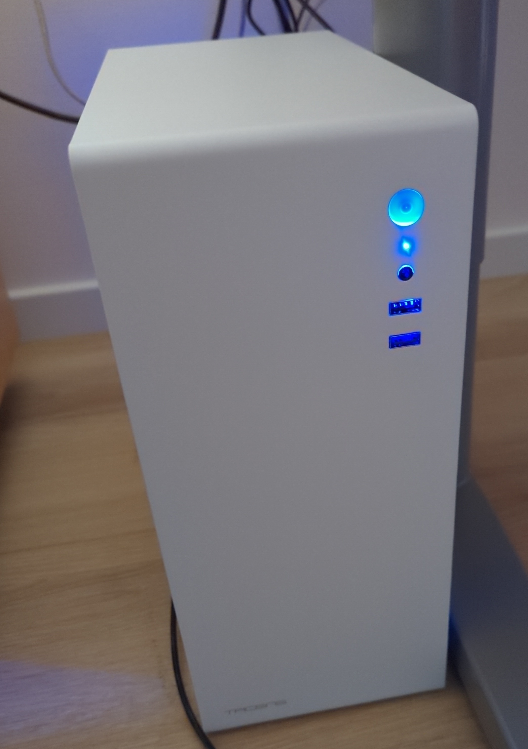 Afbeeldingslocatie: https://tweakers.net/i/rjBpYTFqIbAfIpq21_Zsmr2BLIo=/fit-in/4920x3264/filters:max_bytes(3145728):no_upscale():strip_icc():strip_exif()/f/image/Uk09lpcB36IjbT6gGZLDJ3Nk.jpg?f=user_large