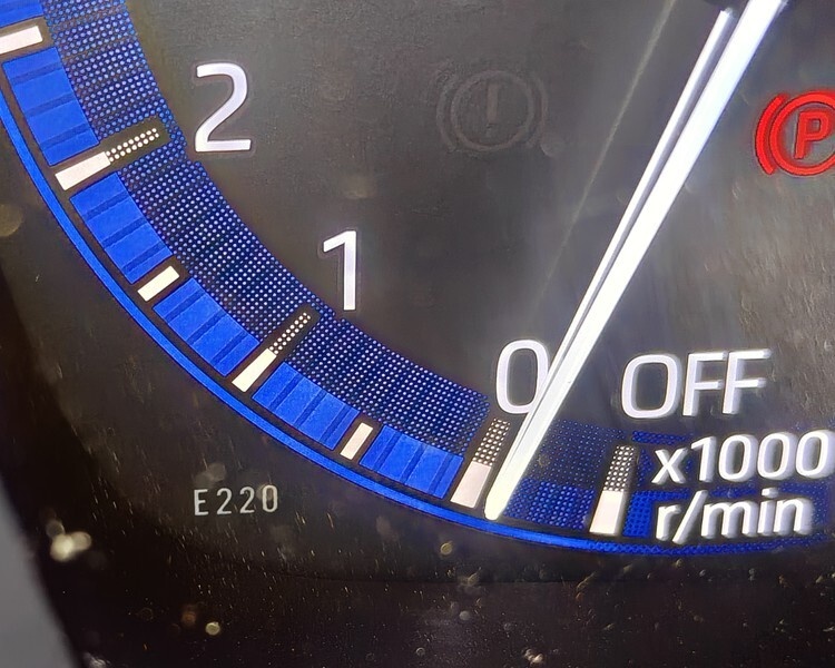 Toyota Corolla Hybrid TS 2022 - E220 markering in linker onderhoek toerenteller - auto aan