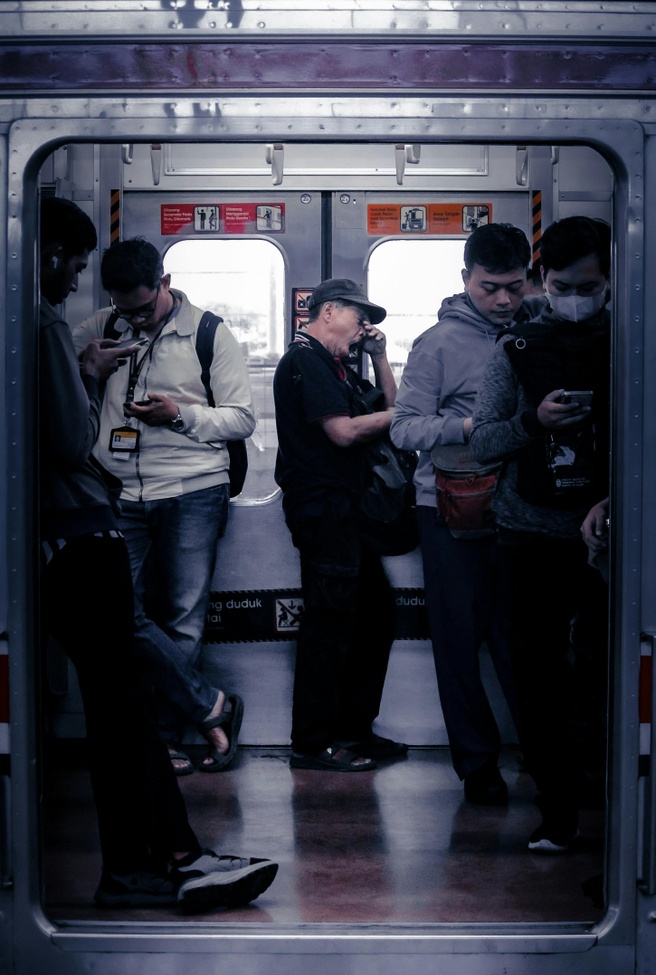 Smartphones in metro. Bron: Pexels/Ubay Klik