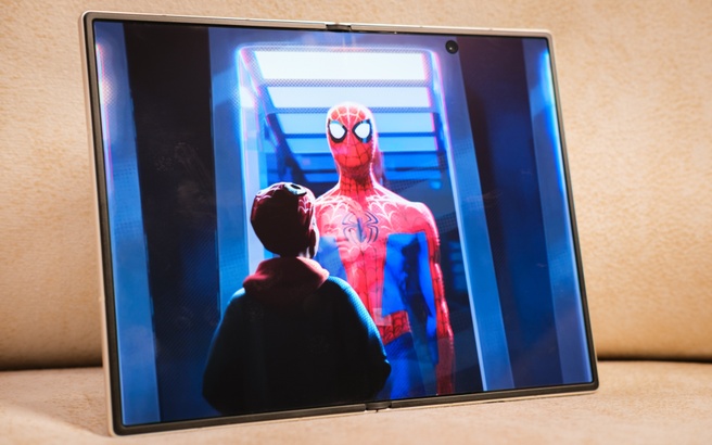 Galaxy Z Fold 8 opengevouwen