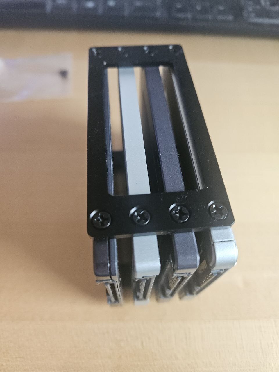 4 SATA drives gemonteerd op de bracket