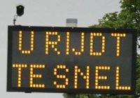 Waarschuwingsbord bij te snel rijden