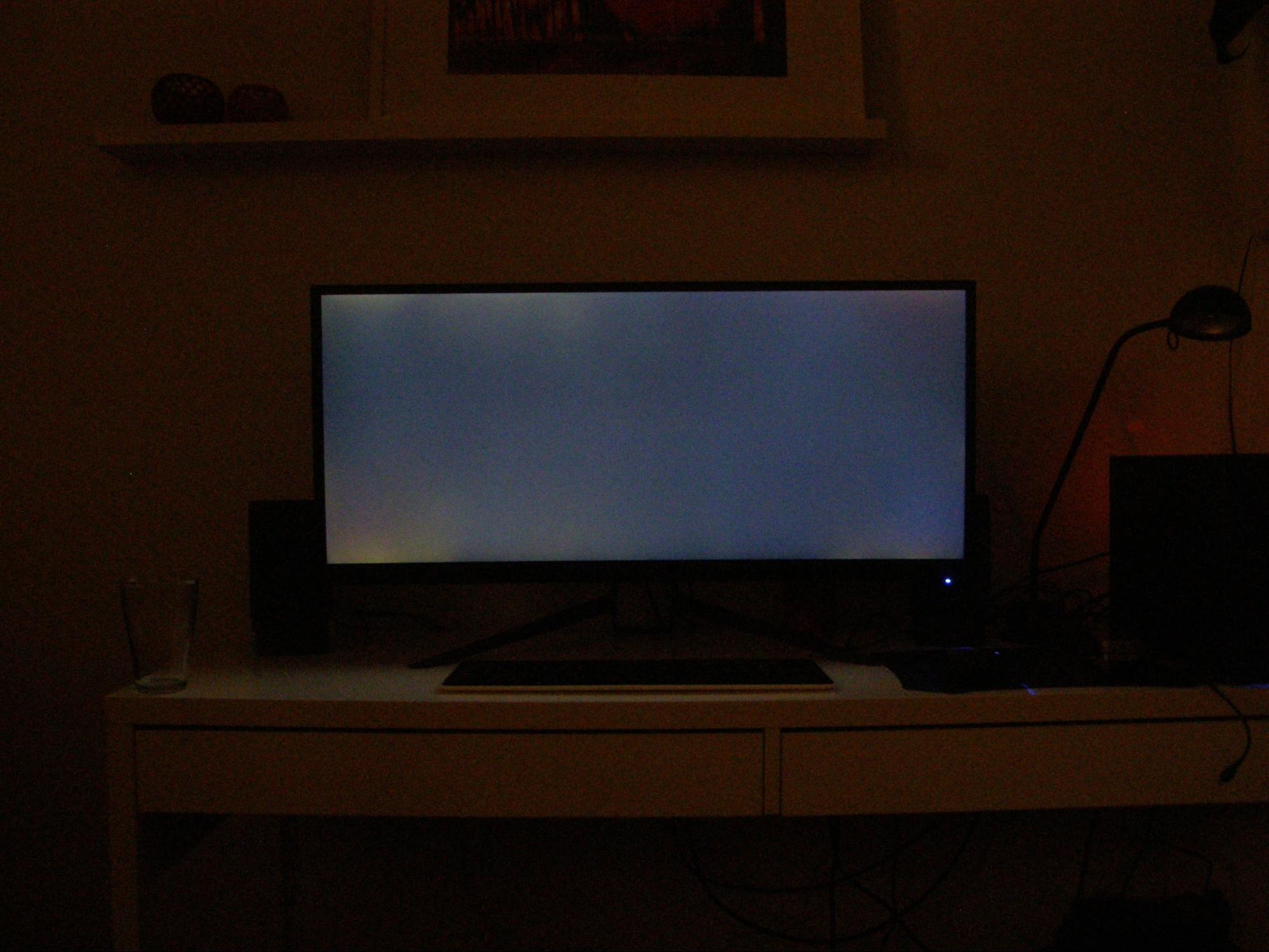 Verderweg: IPS glow weg -> backlight bleeding