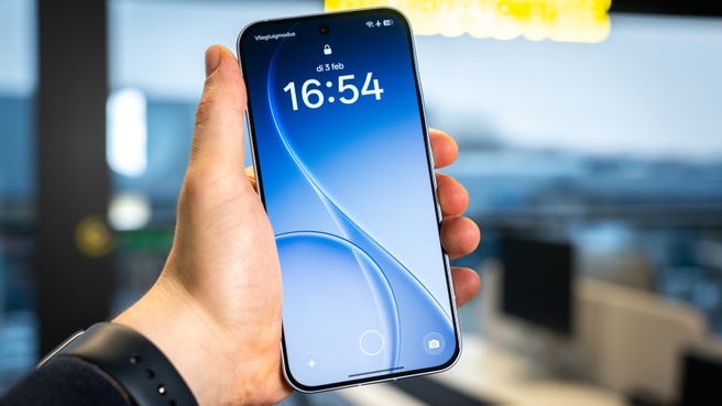 De vingerafdrukscanner zit op alle drie vrij laag in het scherm.