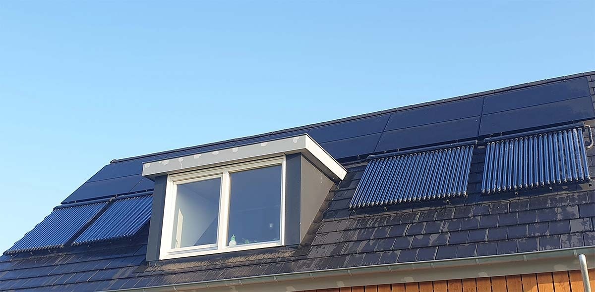 Dak met zonnepanelen en zonnecollectoren van Woeta