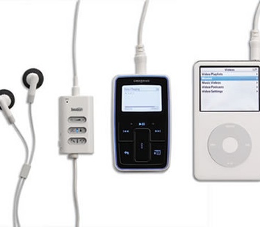 Tekkeon myTalker aan iPod en Creative Zen (resized)