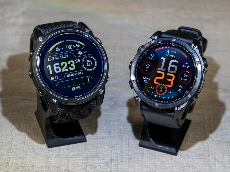 De Enduro 3 (links) en Fenix 8 Solar hebben een mip-scherm, de standaard fenix 8 heeft een amoledscherm