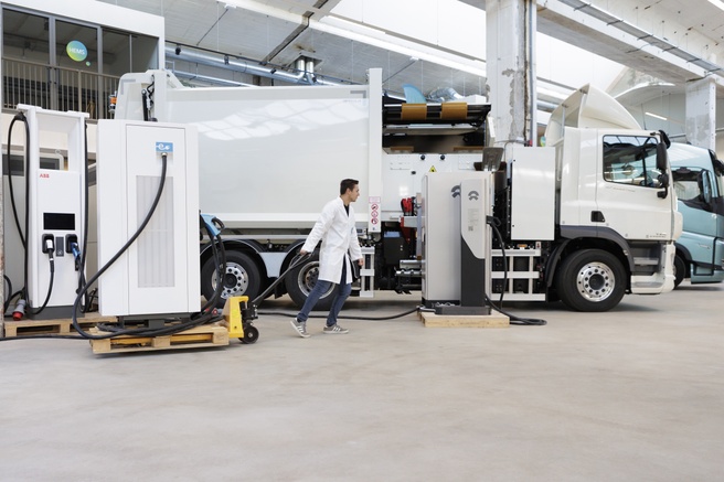 Elektrische vrachtwagens in het testlab van Elaad