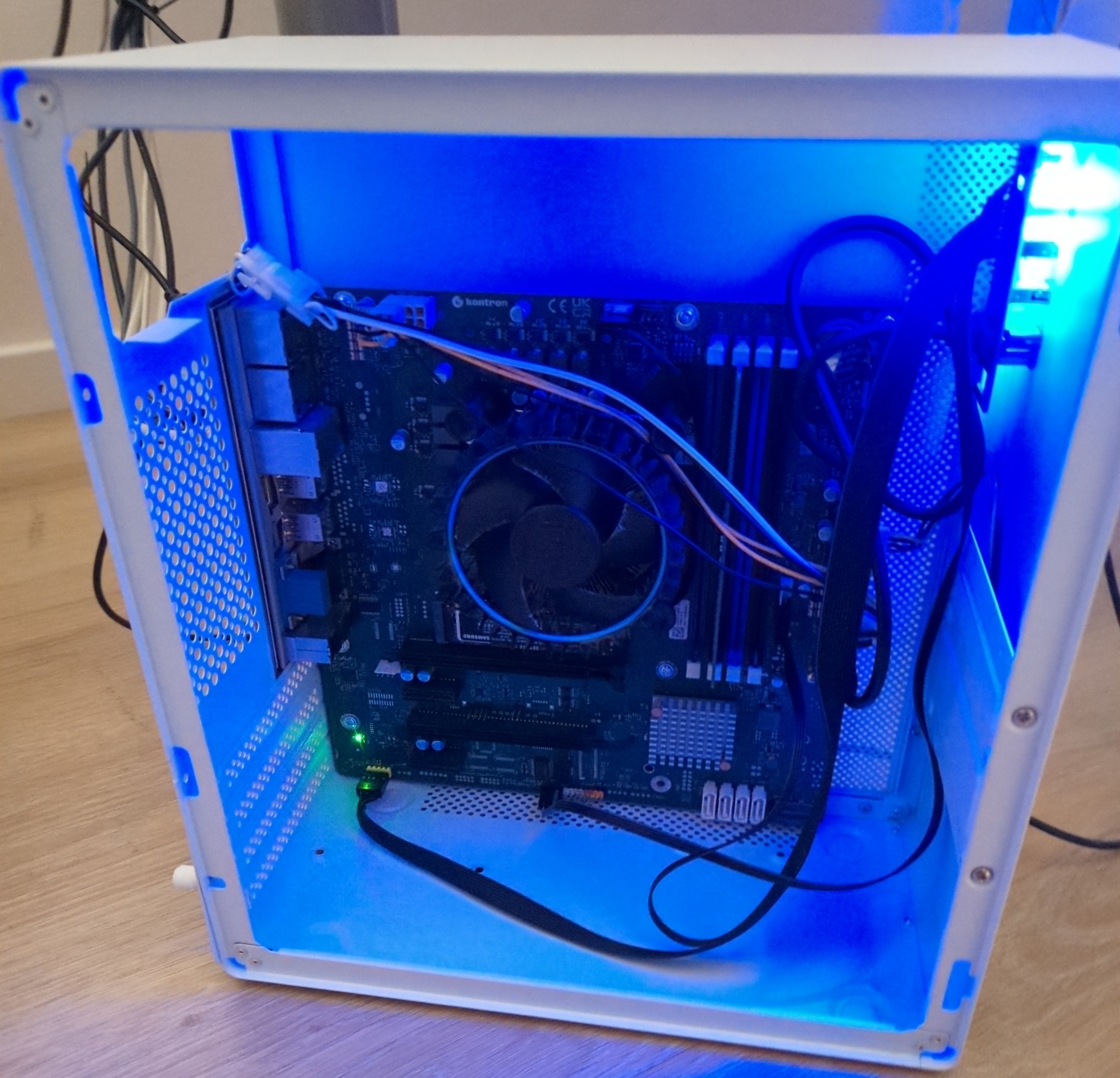 Afbeeldingslocatie: https://tweakers.net/i/v-I2svtXUR26hJgSbTJPNHO8BVQ=/fit-in/4920x3264/filters:max_bytes(3145728):no_upscale():strip_icc():strip_exif()/f/image/t9nTxJ1yUWZ4xAkPkdI84u78.jpg?f=user_large