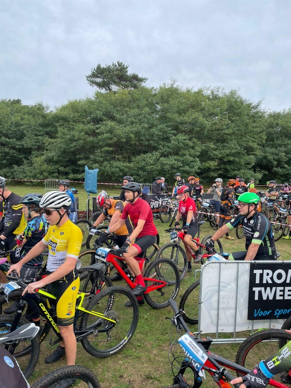 Afbeeldingslocatie: https://tweakers.net/i/vEHXLpq-SJ-TLq9g2rN1aR4_ylI=/x800/filters:strip_icc():strip_exif()/f/image/ubgcOHDns2RcMqF4Hf37Udg7.jpg?f=fotoalbum_large