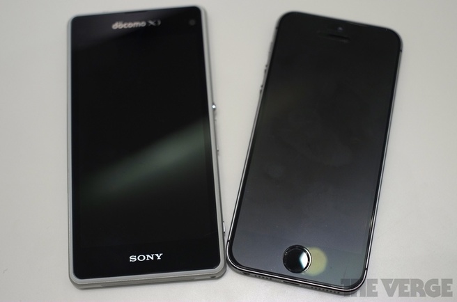Xperia Z1 f naast iPhone 5s