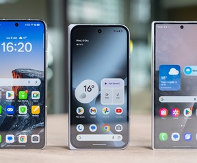 De Google Pixel 10 Pro Fold naast de Oppo Find N5 (links) en Samsung Galaxy Z Fold7 (rechts)