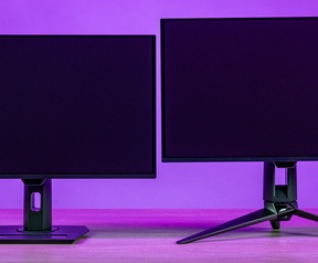 ASUS ROG Strix XG27UCDMG (links) en ROG Swift OLED PG27UCDM