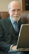 Vinton Cerf met laptop (klein)