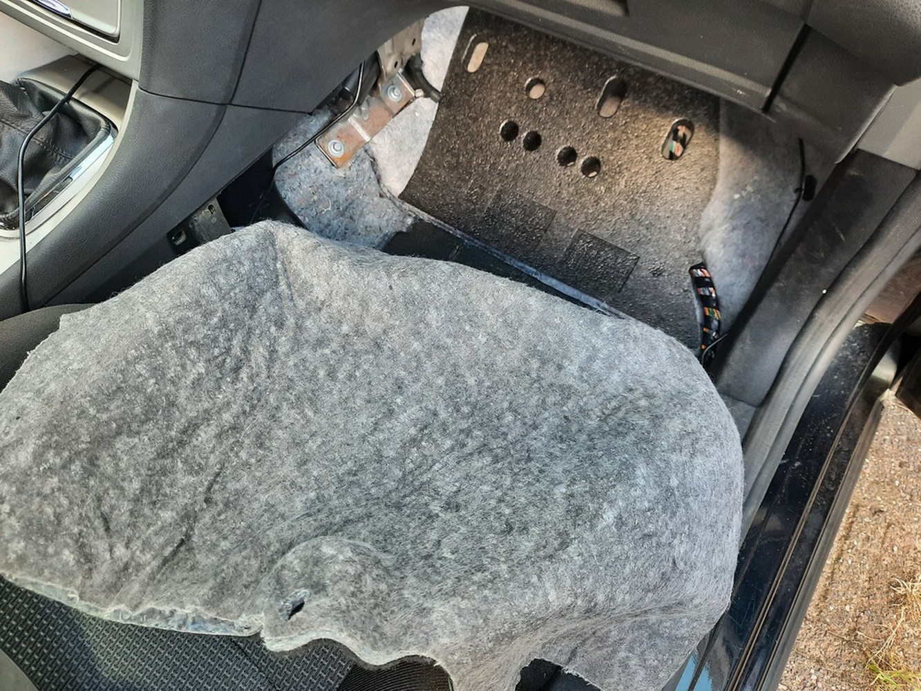 Ford Mondeo Mk4 - tapijt passagierskant omhoog gevouwen