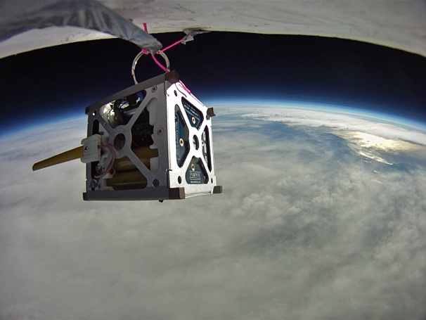 PhoneSat satelliet aan een ruimteballon