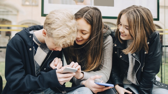 Kind kinderen smartphone. Bron: Maskot / Getty Images
