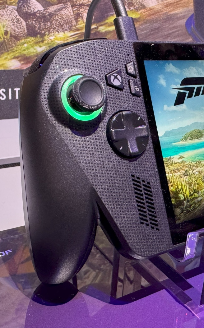 De handgrepen van de Xbox ROG Ally X zijn duidelijk geïnspireerd op de Xbox-controller.