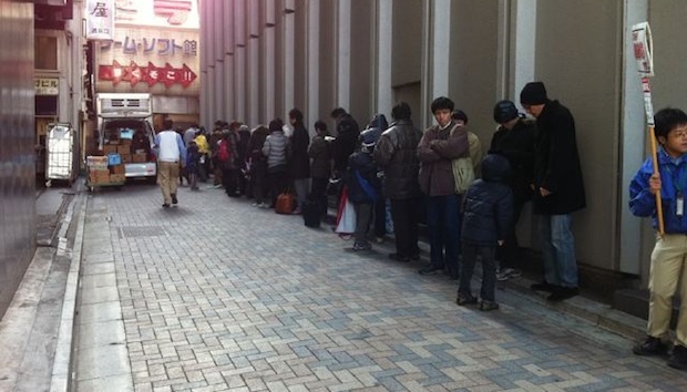 Rij voor winkel in Tokyo bij lancering Nintendo 3DS